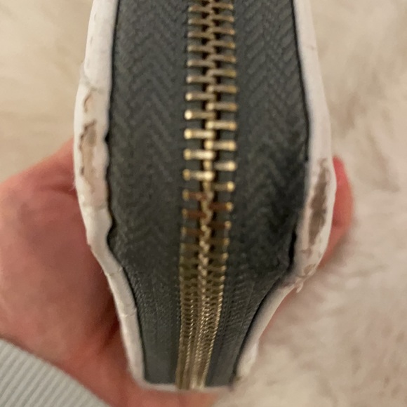 Guess Chevron Classic White Wallet - Picture 14 of 17